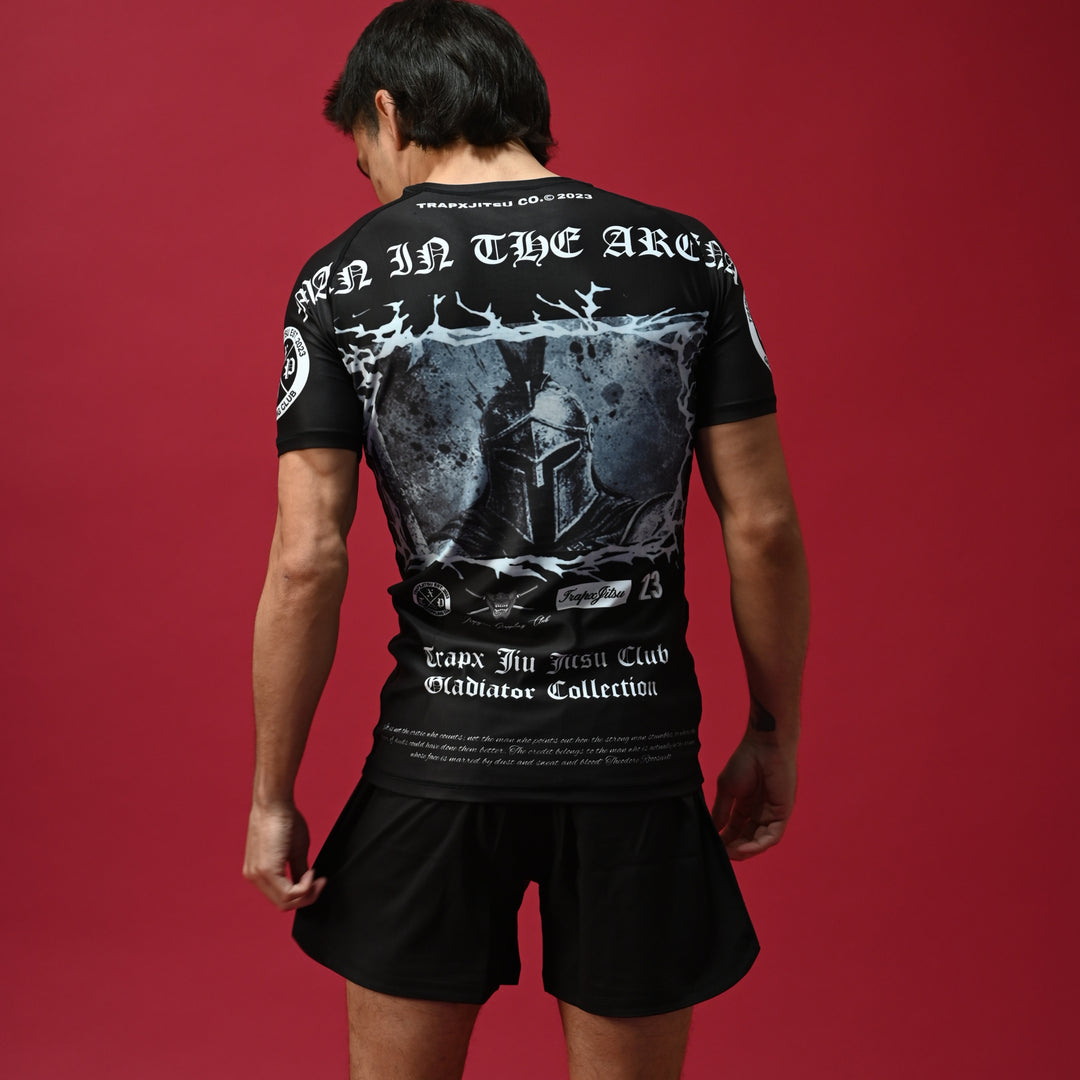 MAN IN THE ARENA SHORT SLEEVE RASHGUARD - BLACK