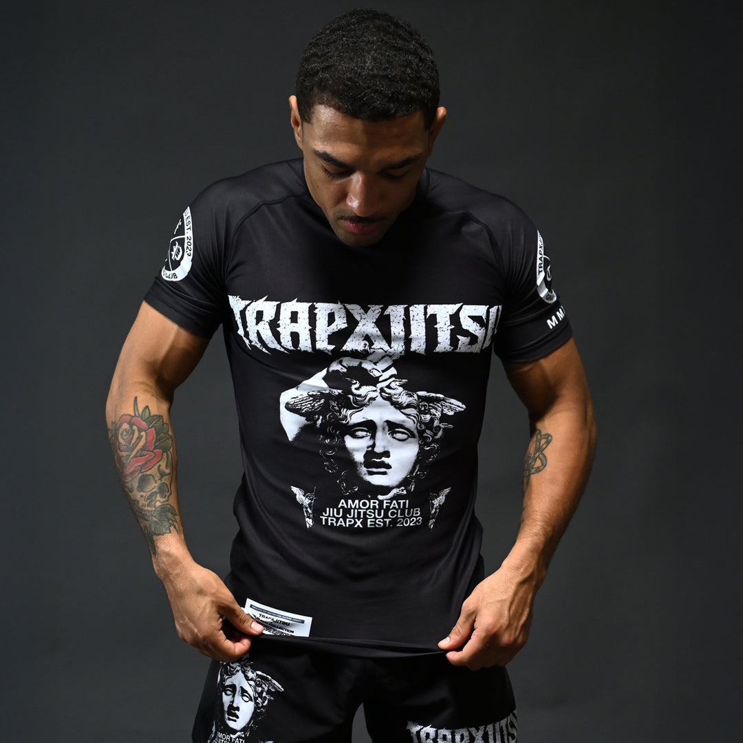 AMOR FATI SHORT SLEEVE RASHGUARD - BLACK