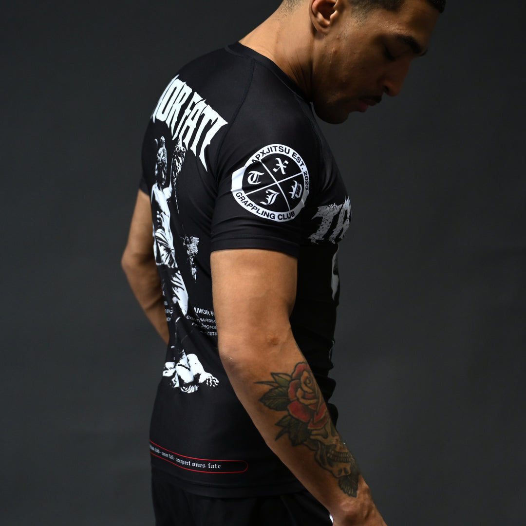 AMOR FATI SHORT SLEEVE RASHGUARD - BLACK
