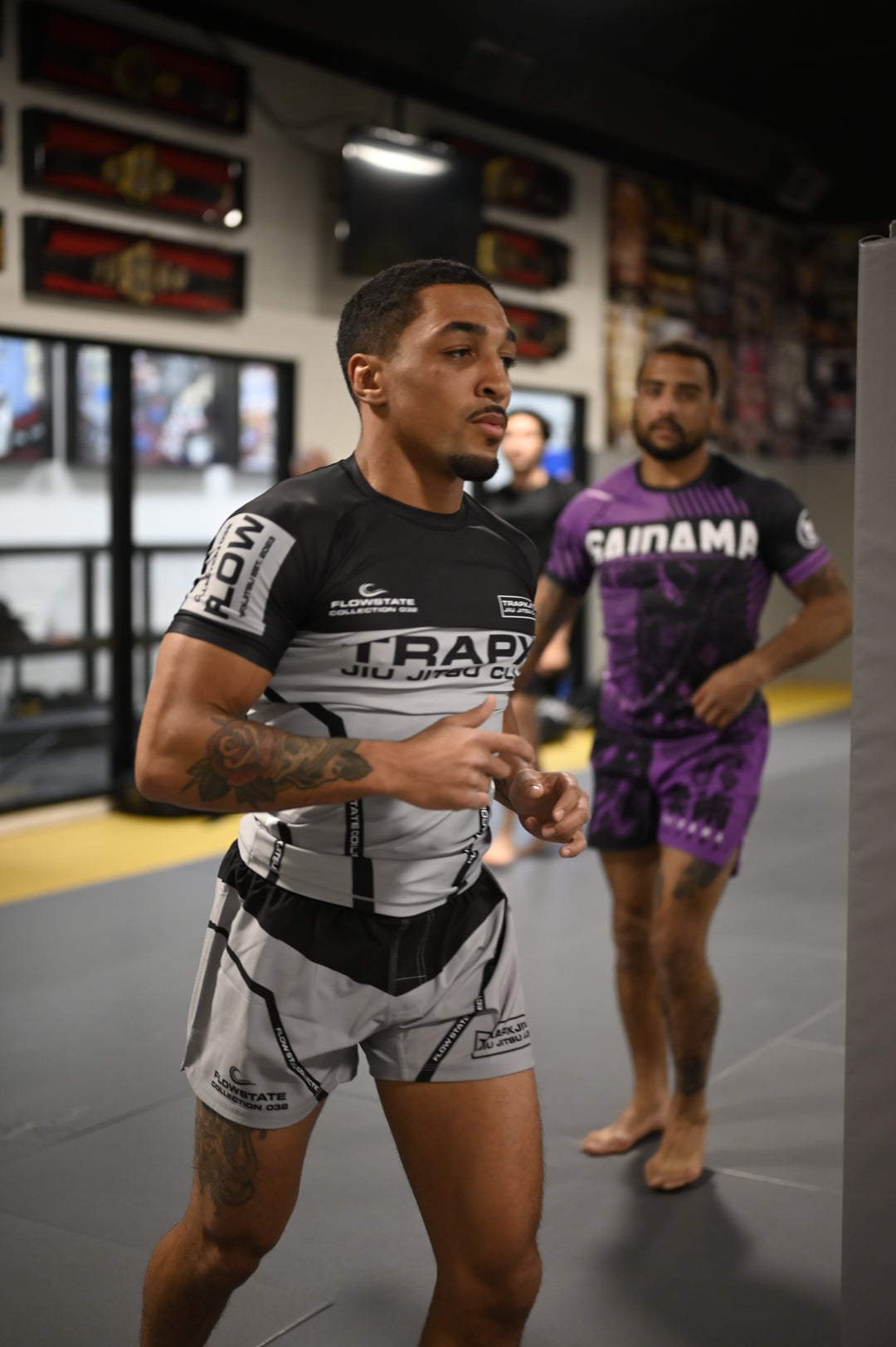FLOW STATE SHORT SLEEVE RASHGUARD - GRAY